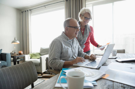 deux seniors devant un ordinateur portable