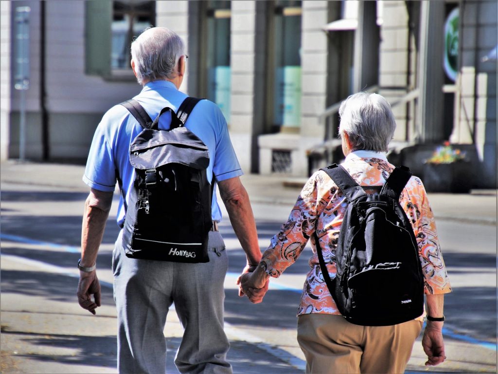 couple de seniors de dos avec des sacs à dos