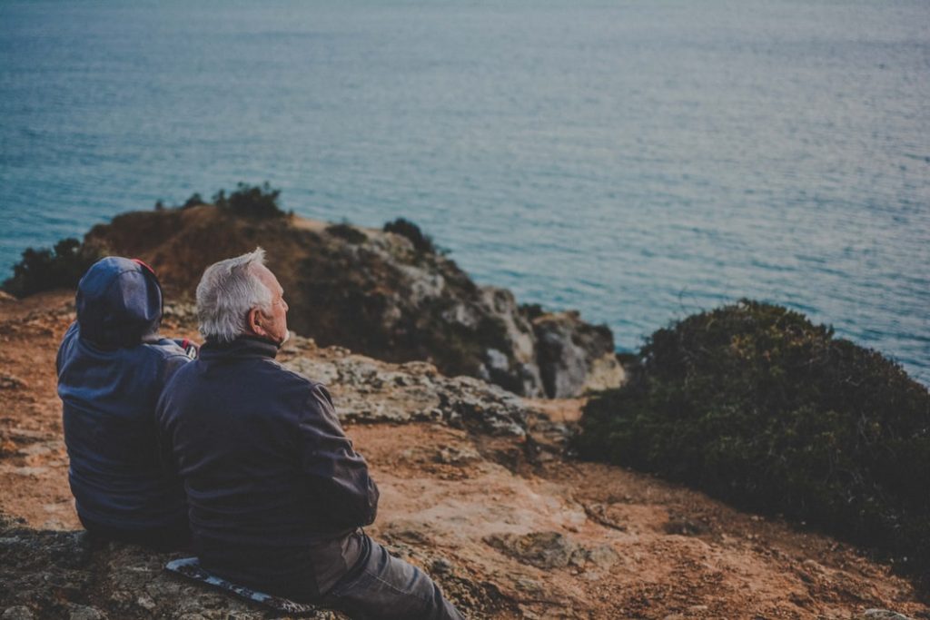 Couple de seniors qui admire la mer lors d'un voyage à la retraite