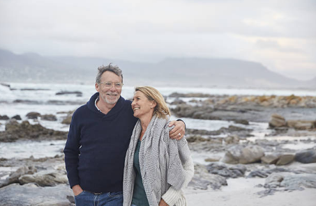 couple de seniors à la plage