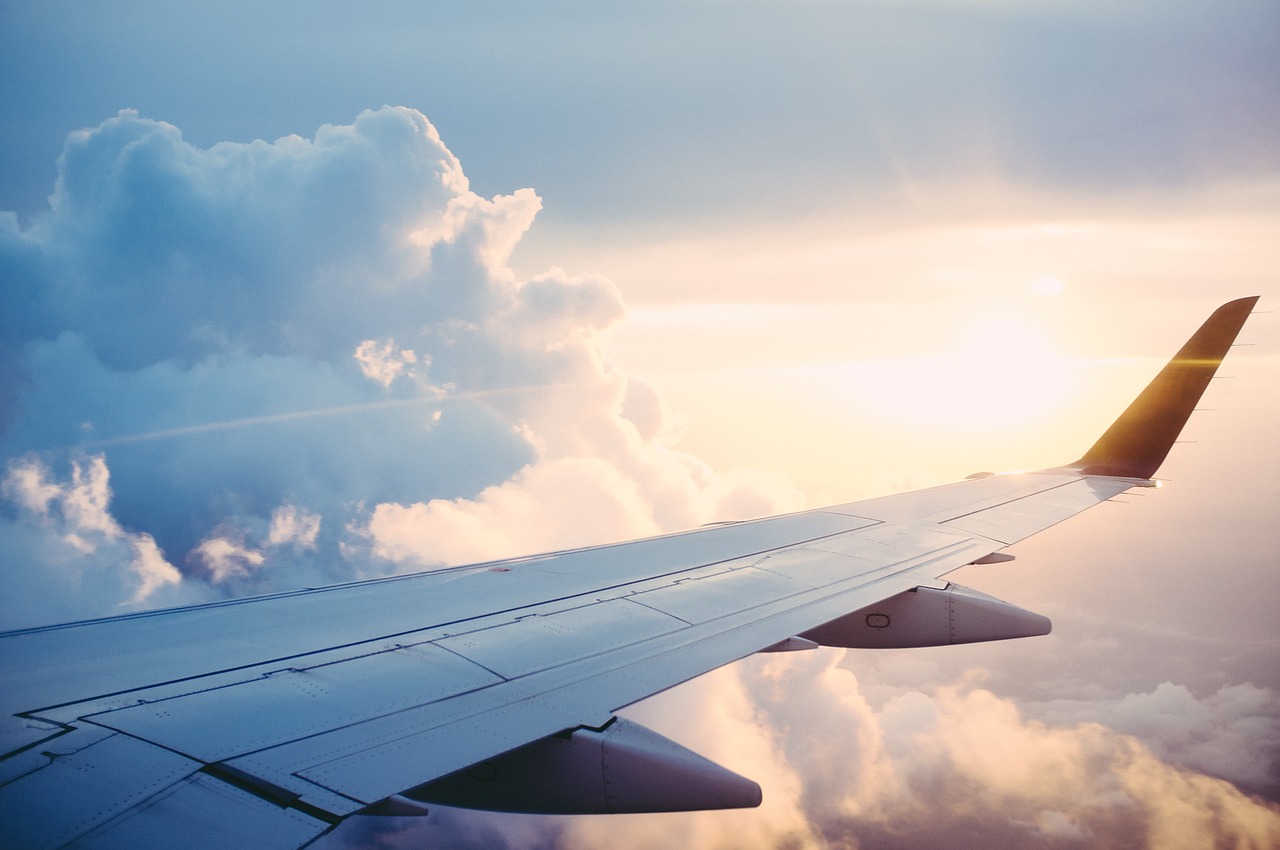 vue de l'aile d'un avion au dessus des nuages depuis l'avion