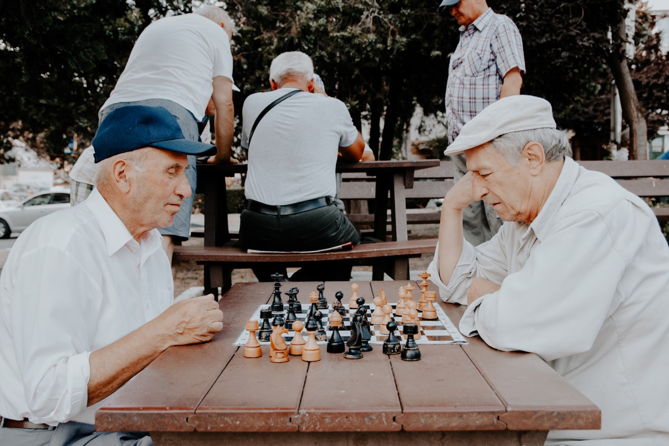 Deux seniors à la retraite qui font une partie d'échecs pour s'occuper