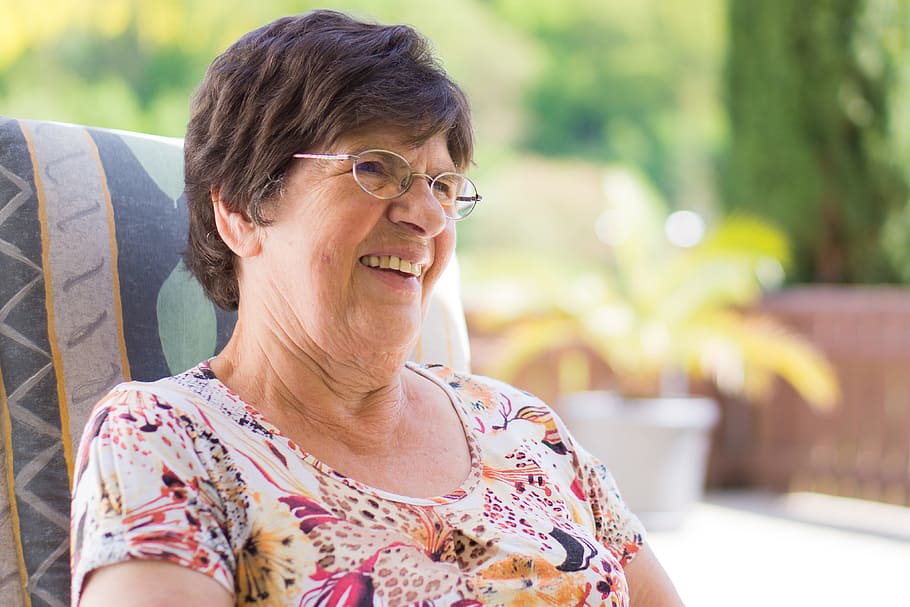 Grand-mère qui profite du quotidien avec le sourire