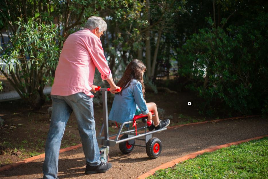 Grand-père qui joue avec sa petite-fille